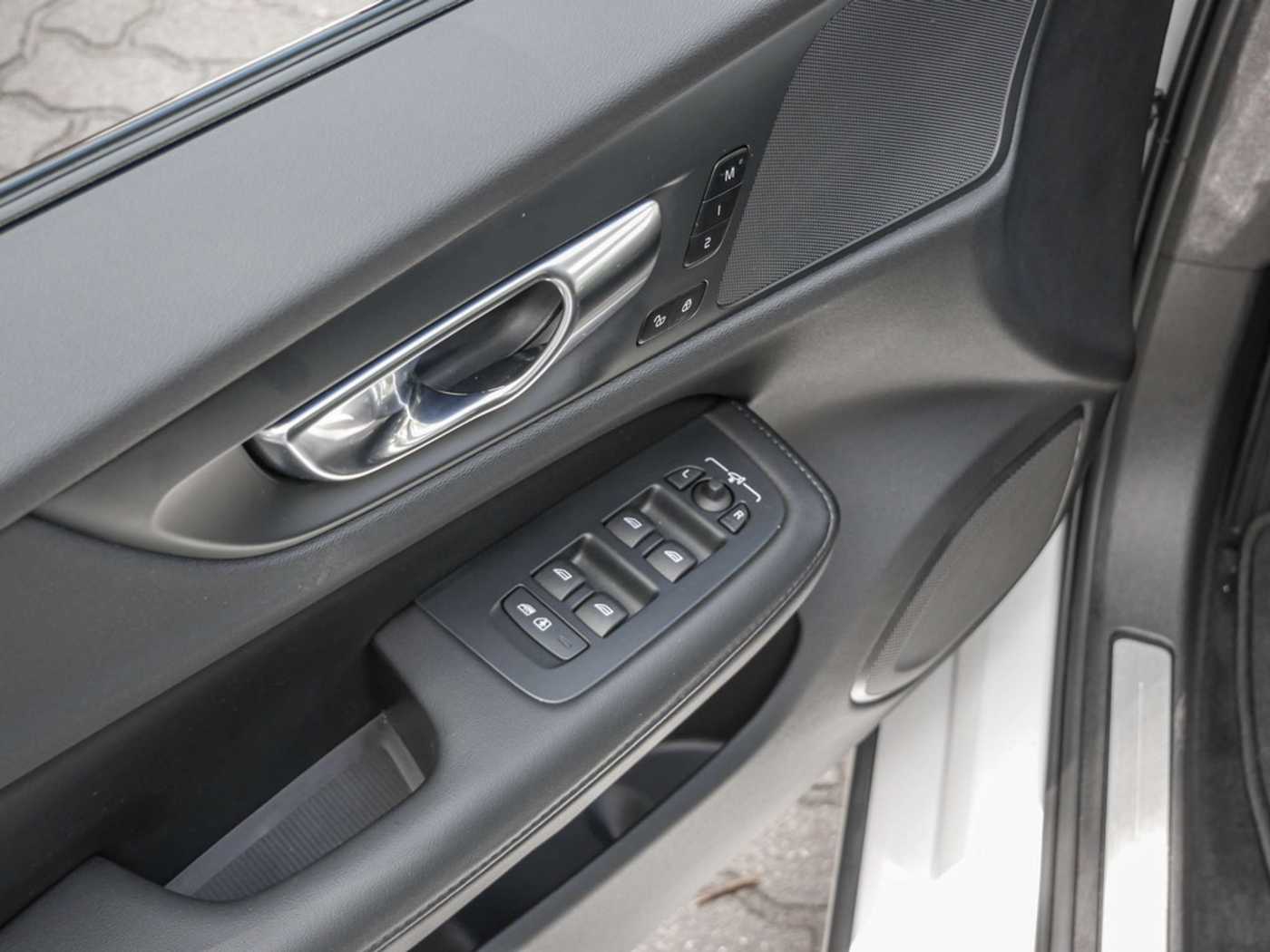 Volvo  T6 AWD Recharge Plus Dark Plug-In Hybrid